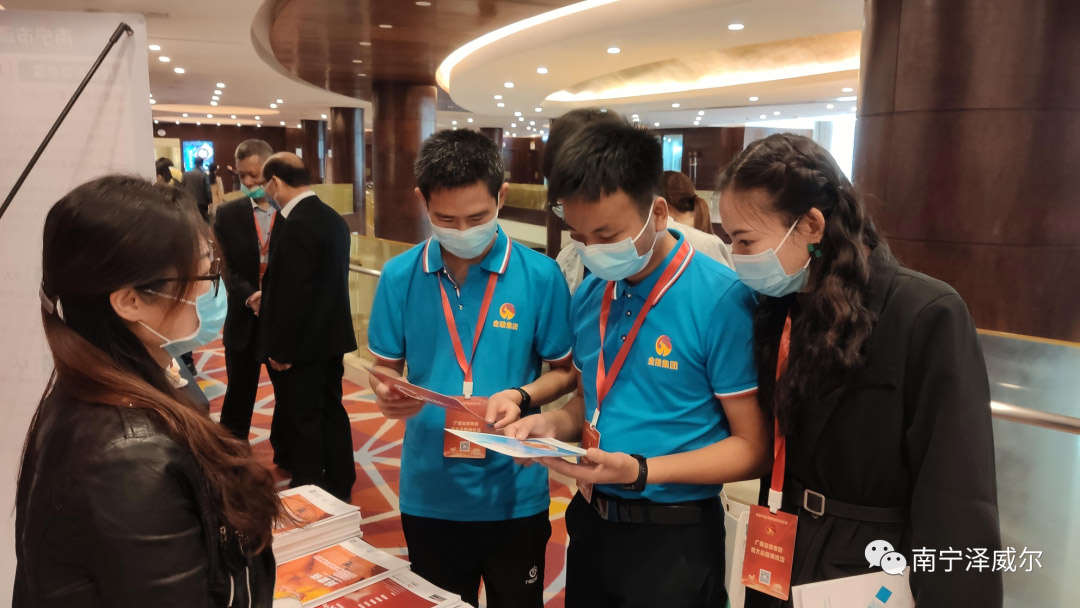 参会人员正在了解红桃国际饲料红桃国际
产品