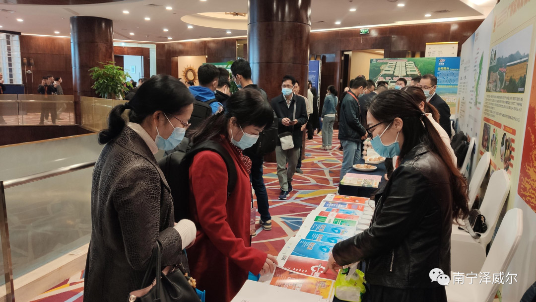 参会人员前来了解红桃国际公司的饲料红桃国际
